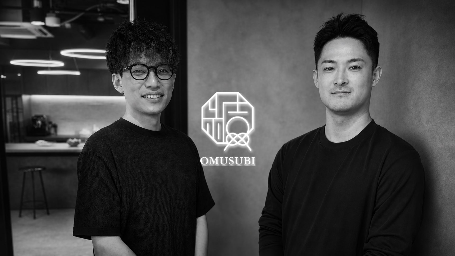 想結びのロゴを重ねた株式会社想結びへのユーザーインタビューのモノクロ写真