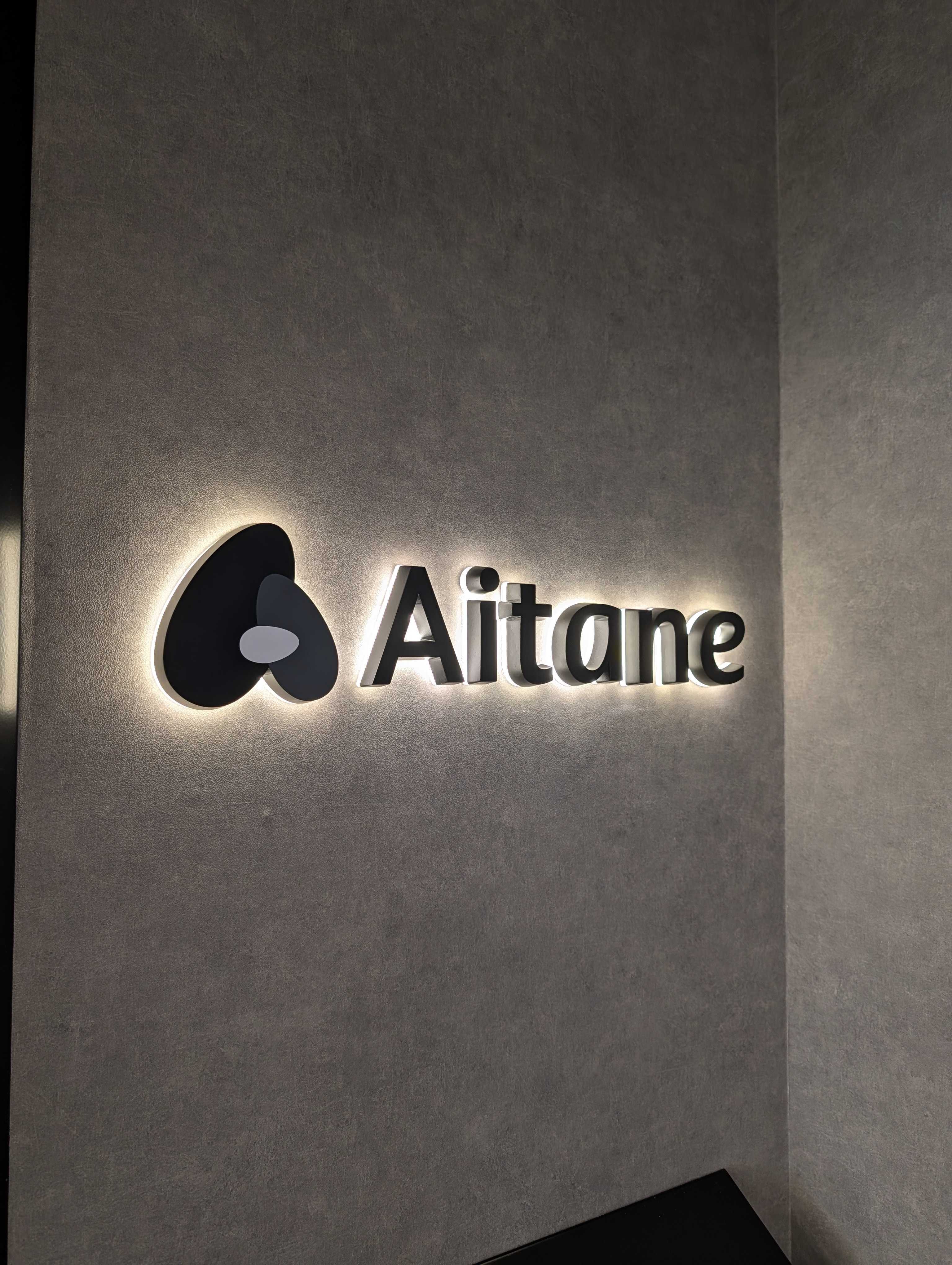 Aitane の壁面ロゴがあるオフィス